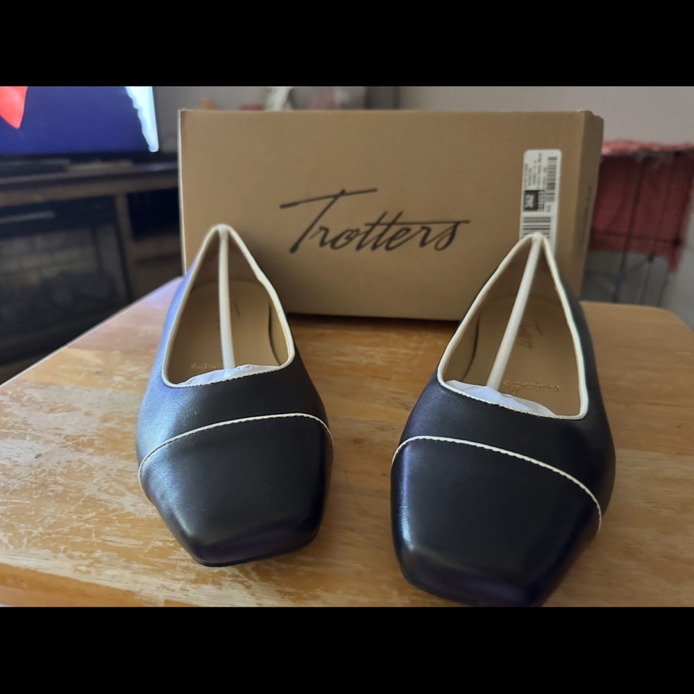 Trotters Black and White Flats